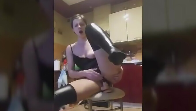 Chica Polaca Disfruta Montando Un Consolador En Una Silla