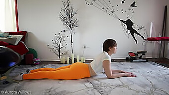 Milf Châu Âu Khoe Lồn Cạo Sạch Trong Video Yoga