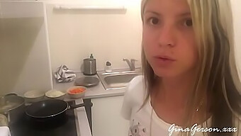 Die Russische Teenagerin Gina Gerson Bereitet Ein Köstliches Essen Zu