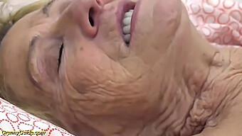 Een Oude Hongaarse Oma Met Een Harig Poesje Krijgt Een Deepthroat Facial Van Een Grote Lul