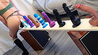 Eine Neue Herausforderung Mit Verschiedenen Dildos Für Einen Hellen Orgasmus Erfüllen!