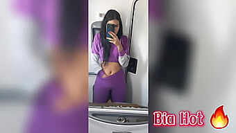 Bia, En Sexy Og Kåt Brunette, Hengir Seg Til Selvfornøyelse På Et Offentlig Busstoalett