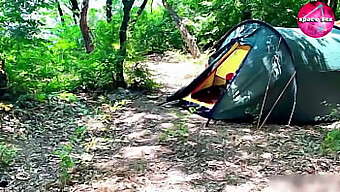 Pillada Sola En El Bosque, Encontró Consuelo En El Auto-Placer.