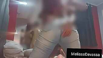 Melissa Devassas Kjæreste Kan Ikke Motstå Henne I Jeans, Noe Som Fører Til Intens Oral Og Cumshot