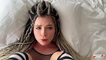 Busty Pige Med Dreadlocks Og Piercinger Giver En Deepthroat Blowjob