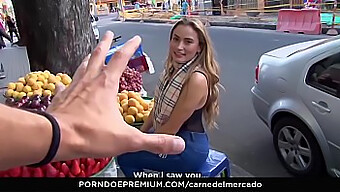 Latina Peituda Recebe Uma Foda Intensa Em Público