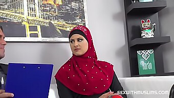 Sexy Hijaber Geeft Een Hardcore Pijpbeurt En Neemt Het Van Achteren