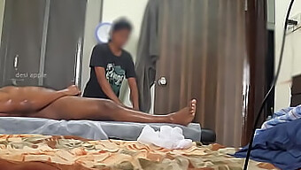 Chica De Spa Aprensiva Sorprende Con Un Pequeño Falo Negro