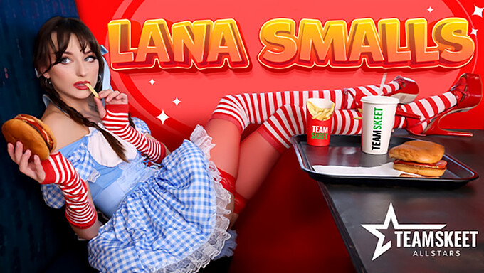 Lana Smalls'Un Fast Food Mekanında Vahşi Işçi Günü Macerası.