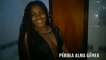 Esposa Negra Amateur Recibe Un Masaje De Su Esposo