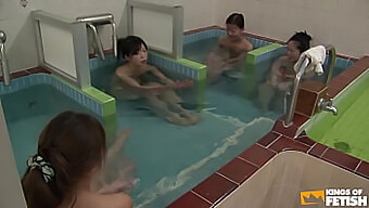 Asiatische Girls Genießen Eine Heiße Dusche Und Lassen Sich Von Einem Geilen Typen Fingern