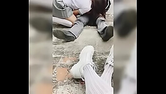 Tiga Pelajar Kolej Terlibat Dalam Threesome Dengan Seorang Gadis Latina Yang Sedang Mengambil Gambar.