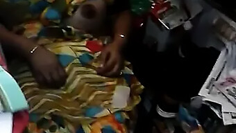 Vidéo Maison D'Une Tante Mallu Montrant Son Petit Ami