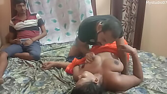 Pareja Excitada Goza De Un Trío Caliente Con Un Hombre Muy Bien Dotado