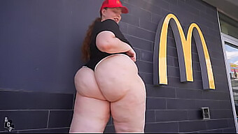 Mia Dior Krijgt Een Nieuwe Baan Na Een Ruig Interview Bij Mcdonald'S.