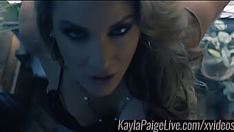 Η Kayla Paige Απολαμβάνει Μια Αισθησιακή Σόλο Συνεδρία Με Ένα Σεξουαλικό Παιχνίδι.