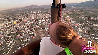 Intenso Amoreggiamento Durante Un Giro In Mongolfiera Vicino Alle Piramidi